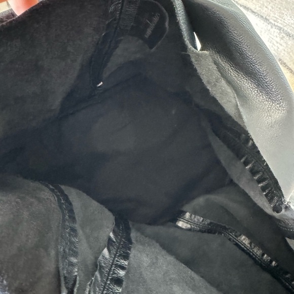 Chic Black Leather Shoulder Bag - Picture 5 of 9